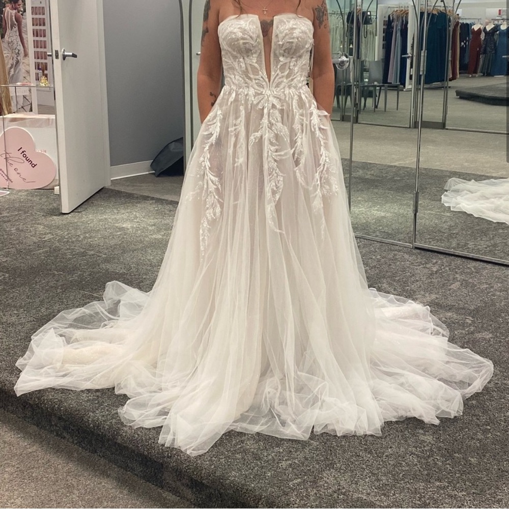 Elegant White Lace Strapless Gown